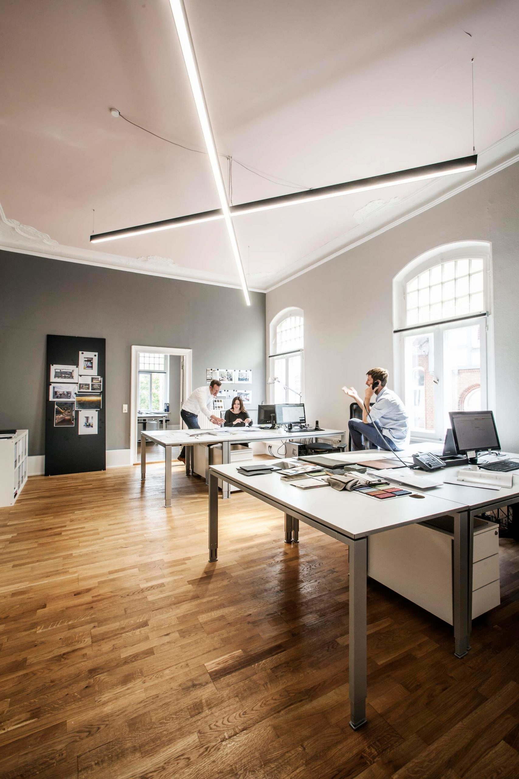 schreibtische design lampe im doppelbüro office interior design formwaende innenarchitektur lüneburg