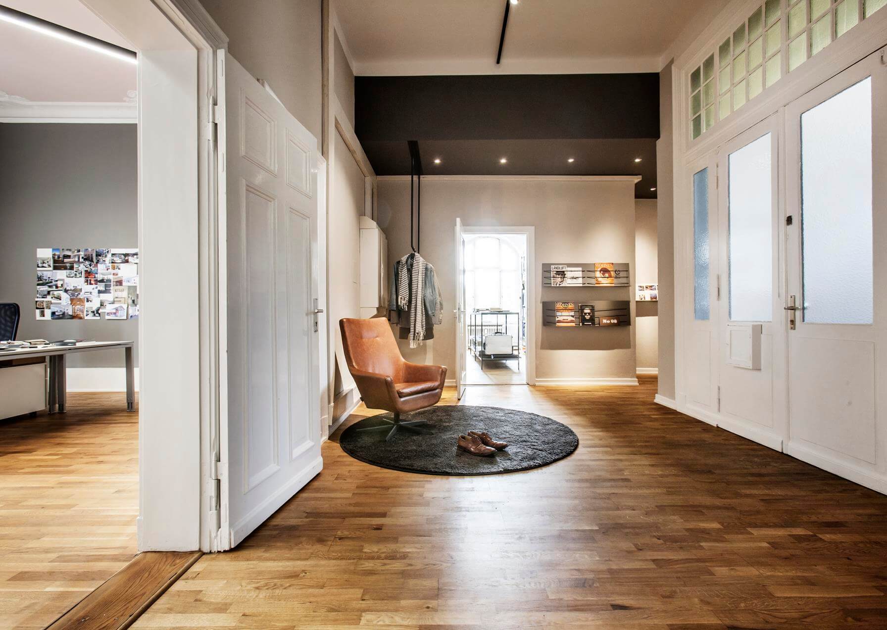 eingangsbereich mit sessel und holzboden im formwaende büro office interior design lüneburg