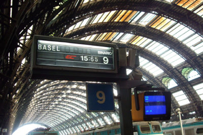 Gleis Schild Bahnhof Italien Zug nach Basel achritecture formwaende
