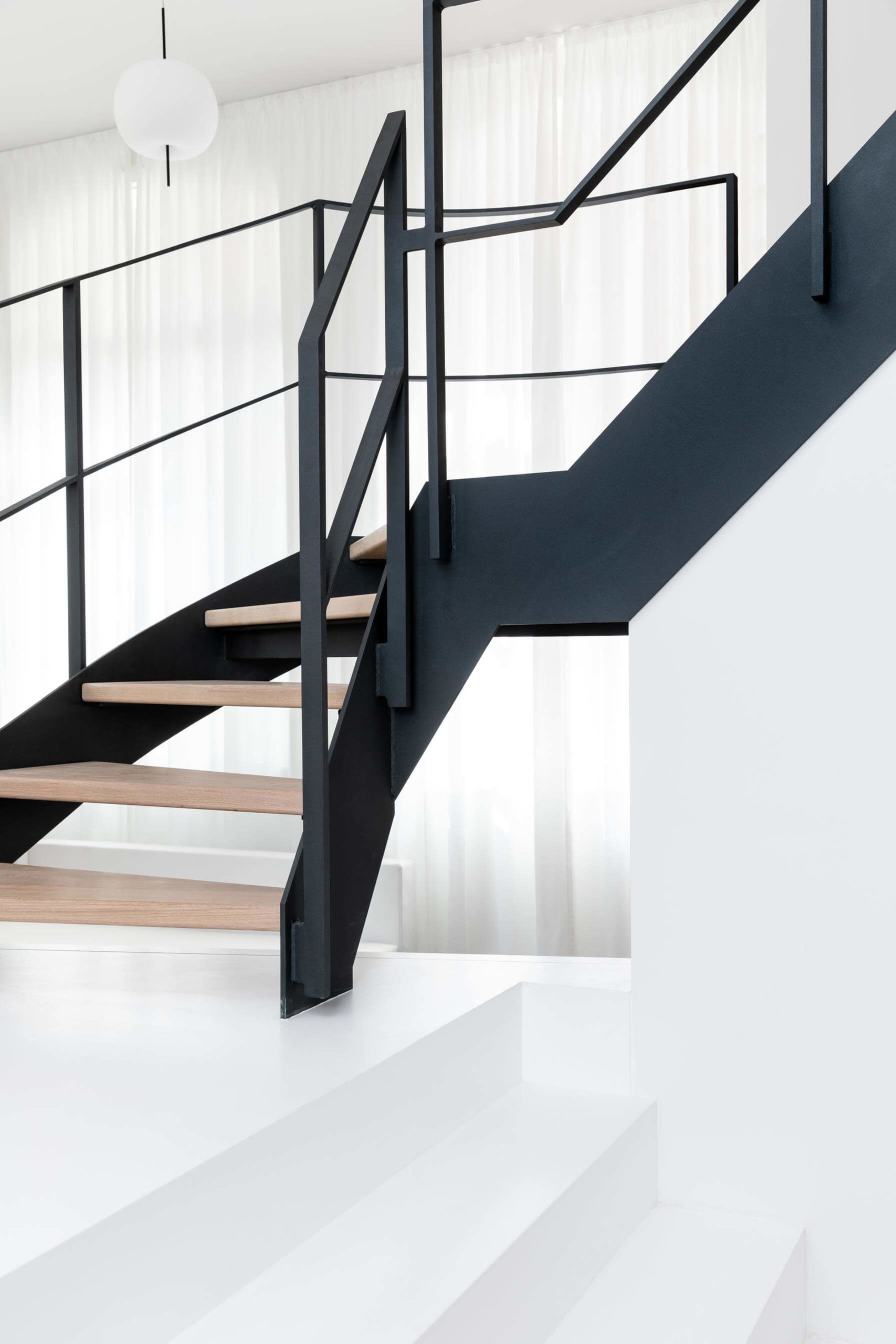 freistehende treppe privater wohnraum innenausbau formwaende