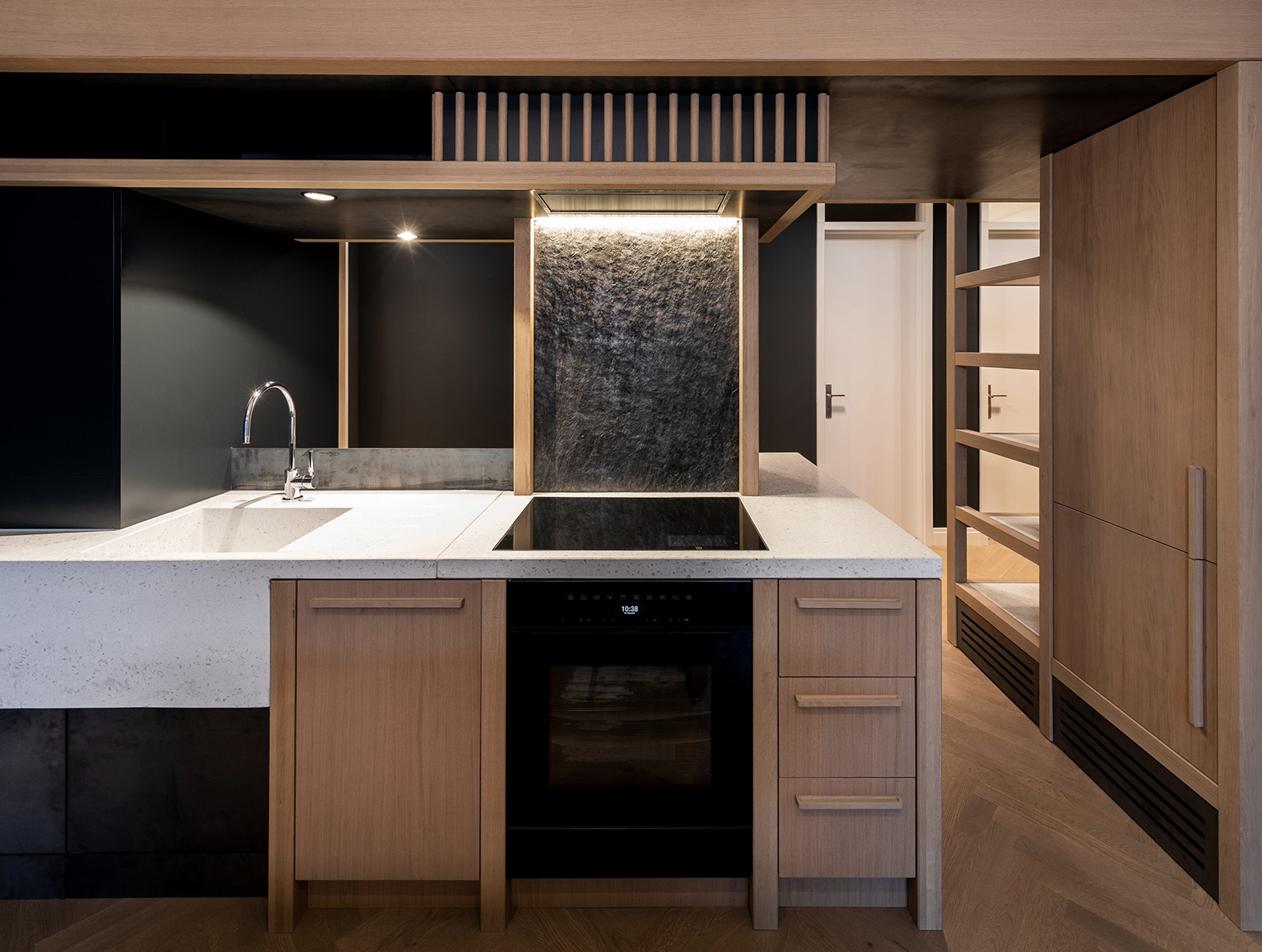 küche modernes design holz und schwarz tischlerarbeit formwaende