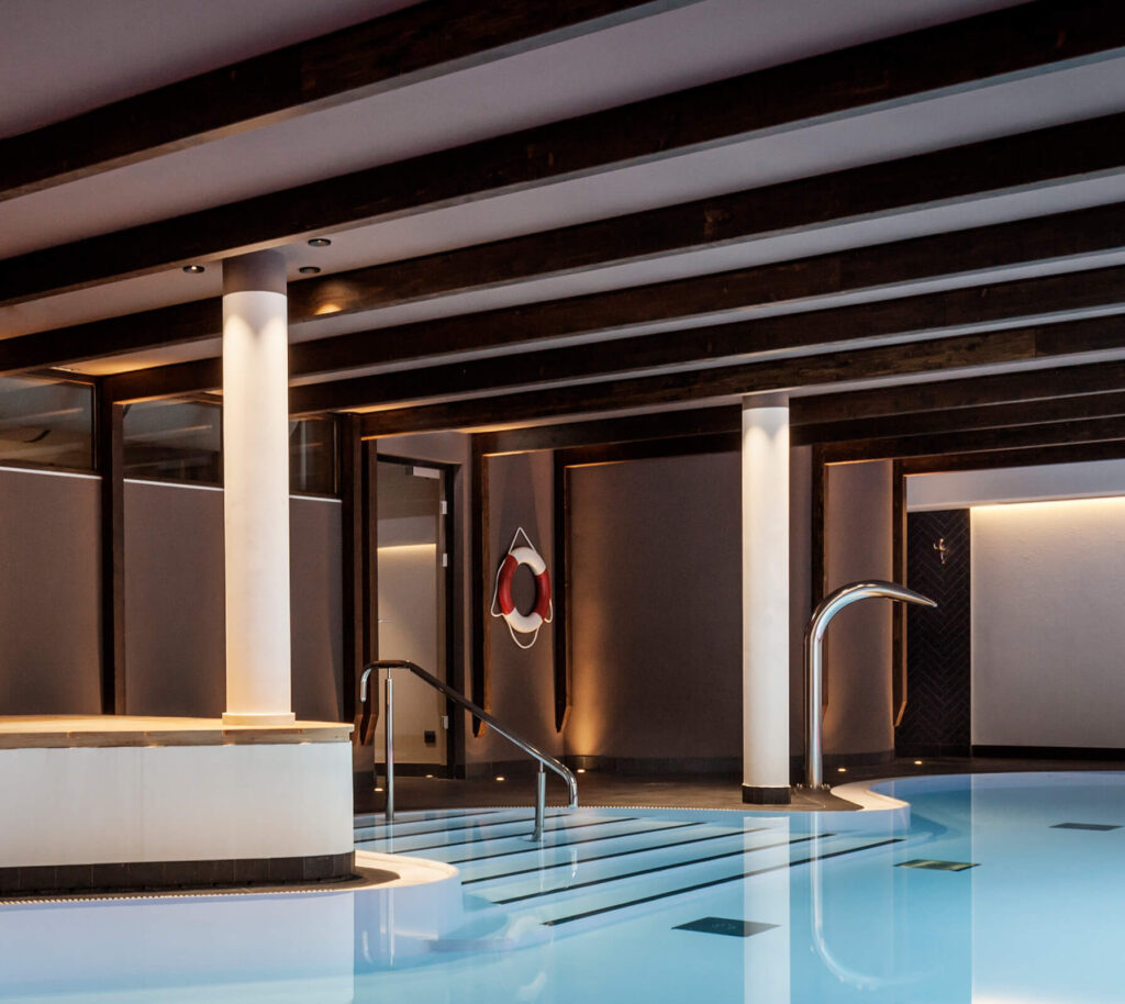 Swimmingpool Area im Landhaus Stricker Spa & Wellness Innenausstattung Formwaende Lueneburg