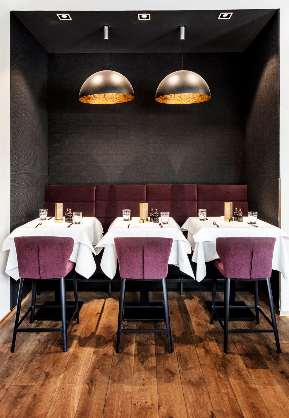 lila stühle im casa di roma restaurant innenarchitektur formwaende