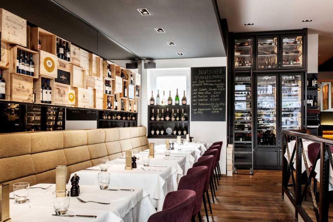 tische stühl weinkühlschrank und sitzbänke im restaurant casa di roma innengestaltung durch formwaende architekten