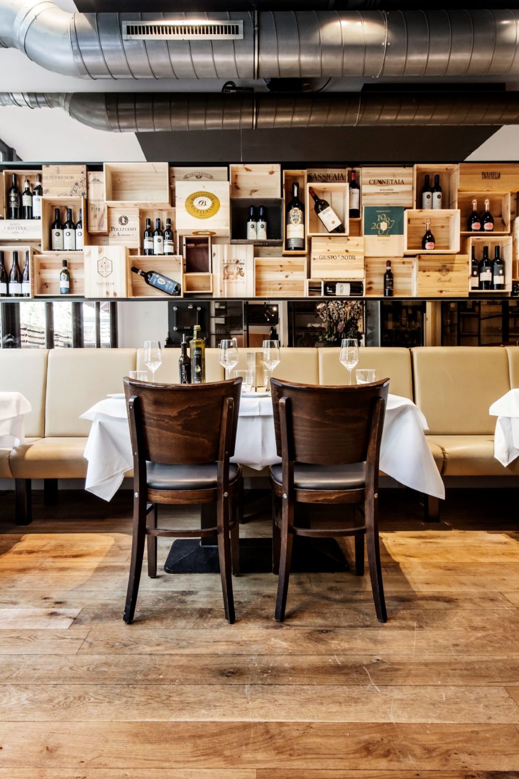 sitzgruppe und weinregal dekoration restaurant casa di roma gastronomie innenausbau formwaende