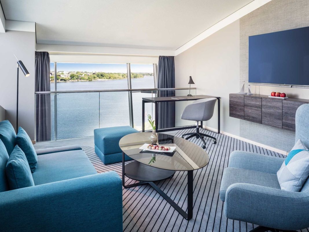 schreibtisch und sofa im wohnbereich der le meridien panorama suite hamburg einrichtung formwaende
