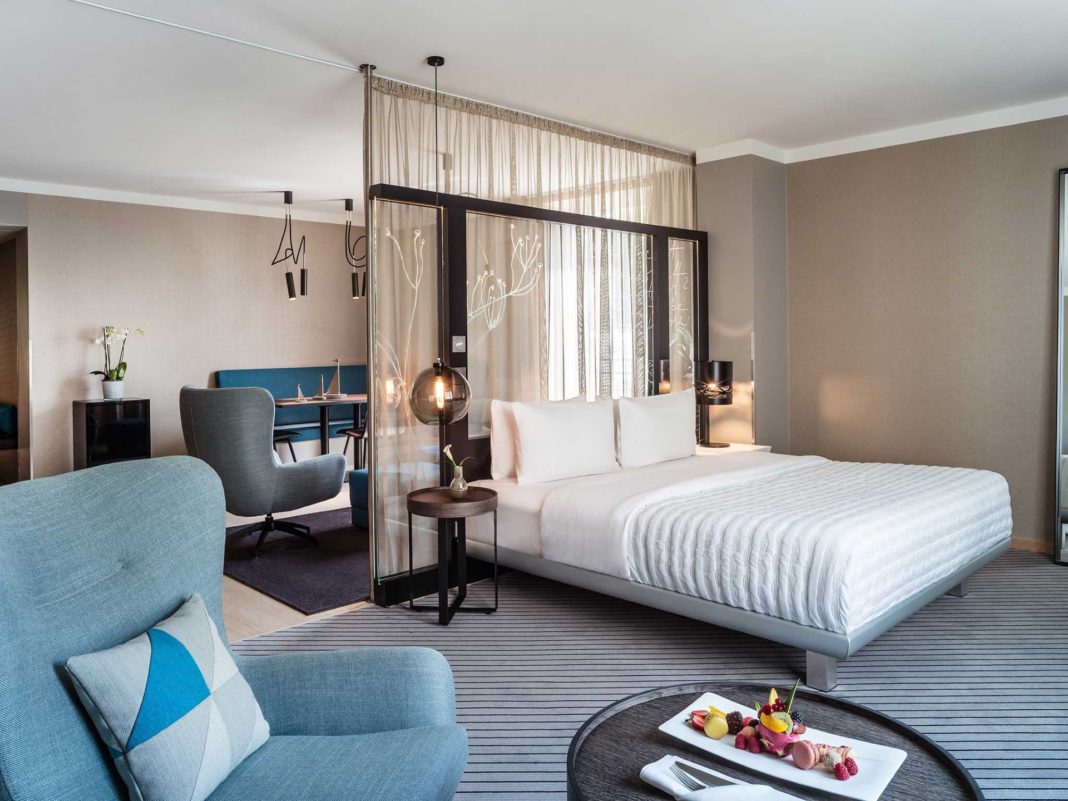 großes doppelbett vor trennwand im le meridien hotel hamburg innenarchitektur hotel formwaende