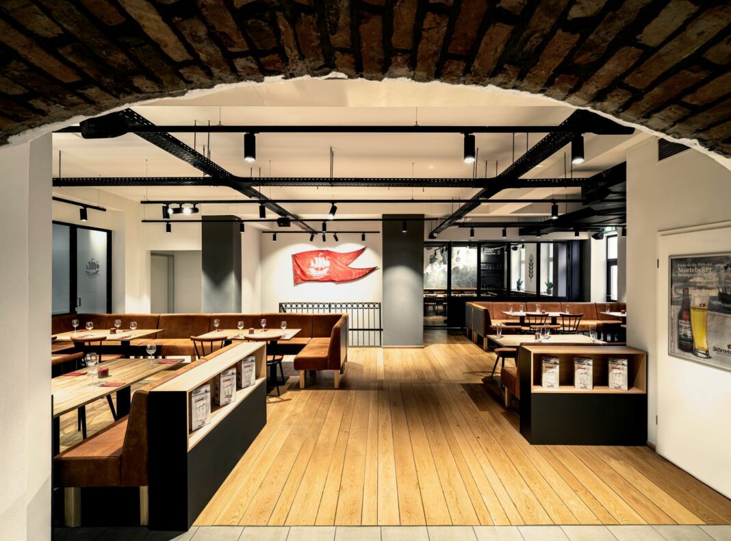 stoertebeker-braugasthaus-greifswald-restaurant-formwaende_innenarchitektur_gastronomie_interior_design-durchbruch_