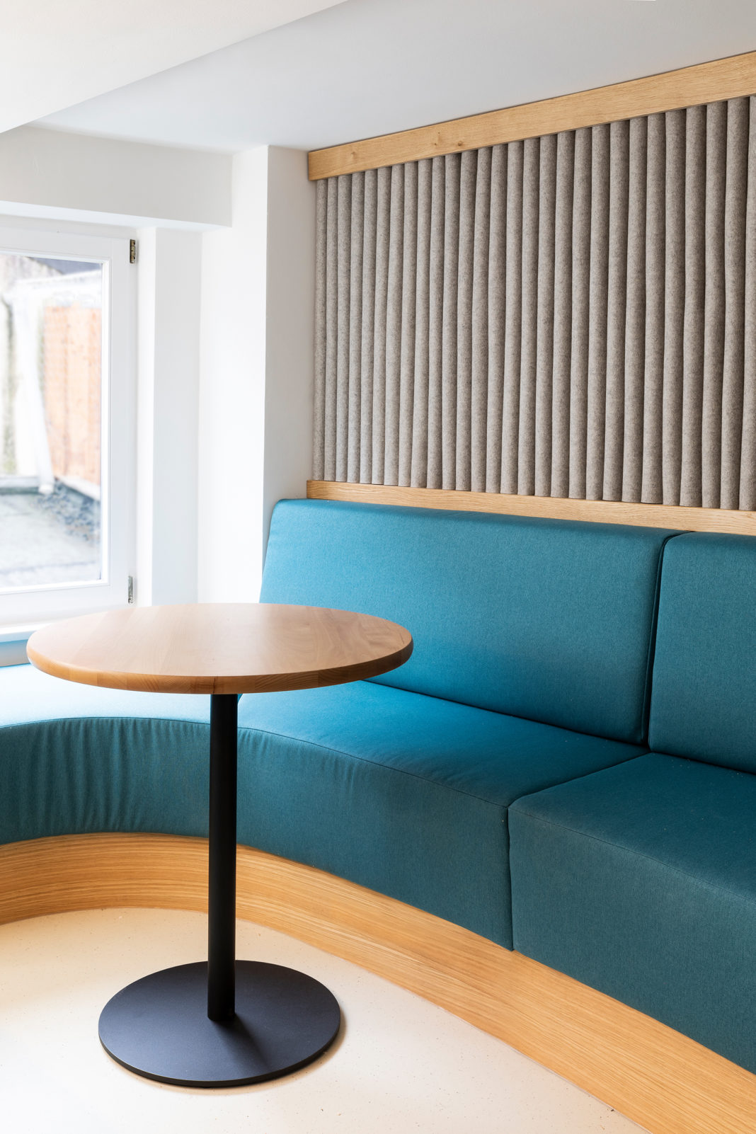 sitzbank und holzelemente im avacon center dialog lüneburg formwaende innenarchitektur kunden