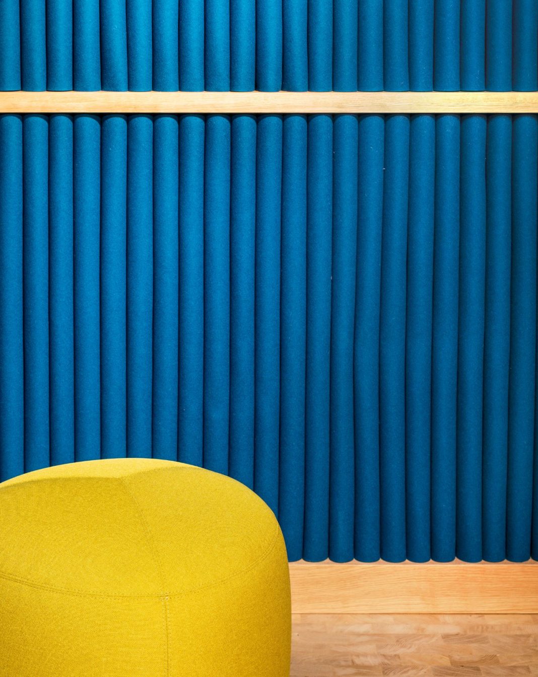 akustikwanddetail und gelber hocker im avacon dialogzentrum lüneburg formwaende projekt