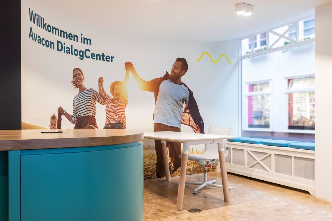 schreibtisch und stuhl im avacon kundencenter lüneburg innenarchitektur projekt formwaende