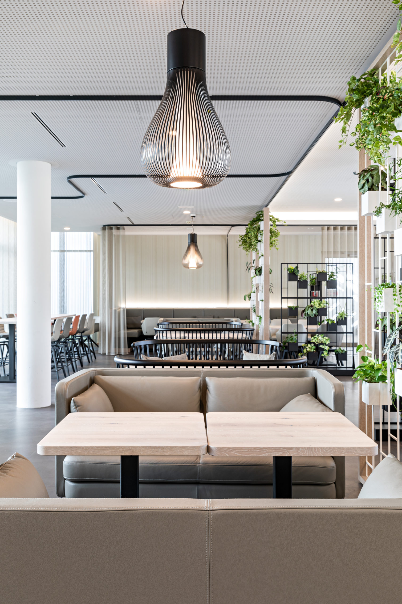 couch bänke restaurant tische Kantine Philip Morris International PMI mitarbeiterrestaurant Interior design formwände