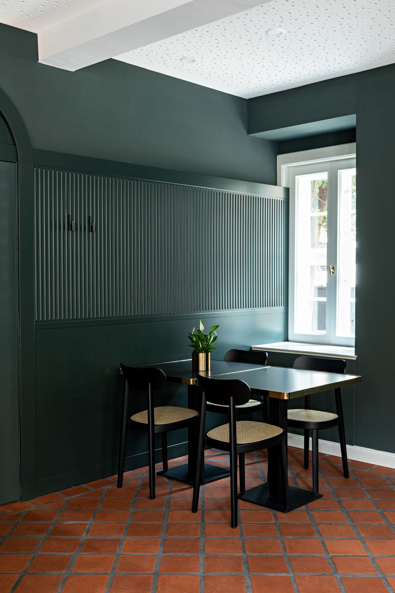 dunkelgrüne wanddesign farbe glockenhof café lüneburg innenarchitektur formwaende