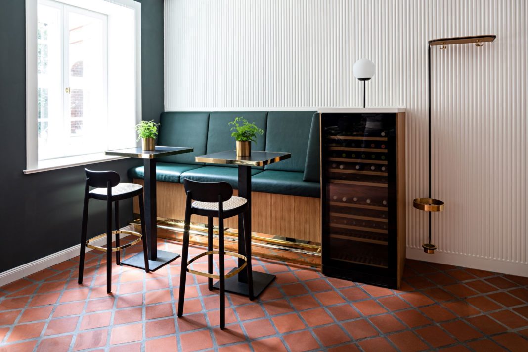 sitzbank bartische barhocker weinkühler café glockenhof lüneburg innendesign formwaende