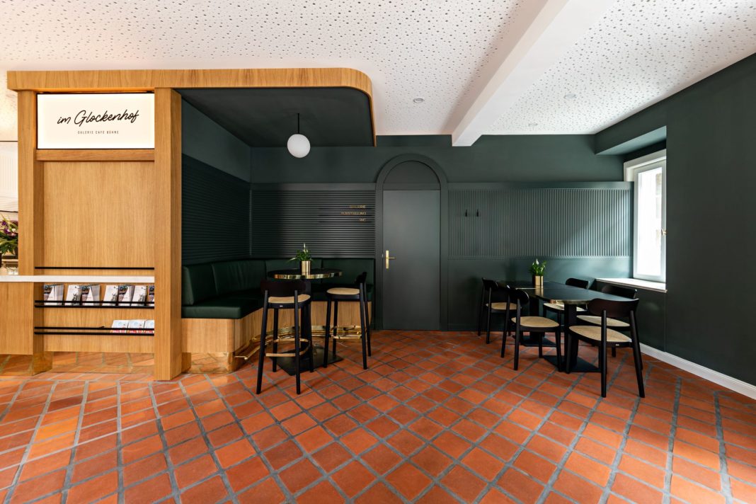 tische und barstühle innenarchitektur café im glockenhof lüneburg restaurant design formwaende