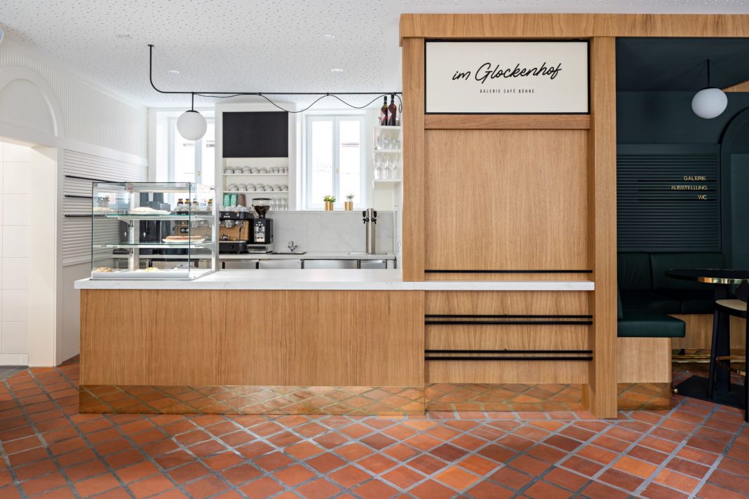 holz tresen und küche im cafe im glockenhof innenausstattung restaurant formwaende holzarbeit