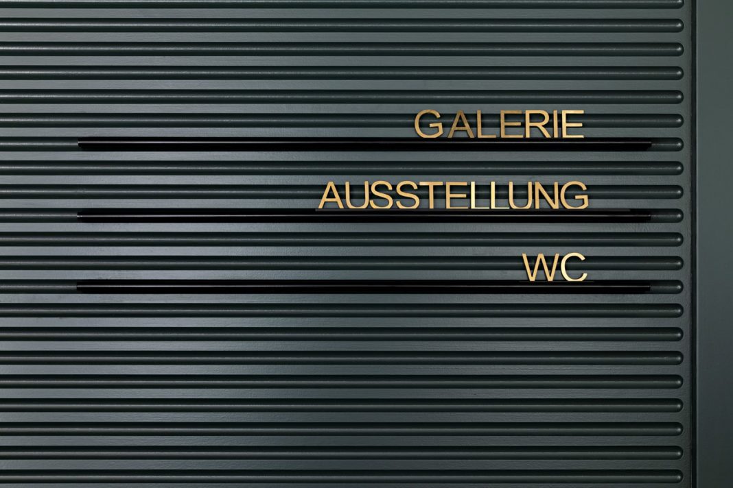 lettering wanddetail buchstaben innenarchitektur gastronomie cafe im glockenhof formwaende