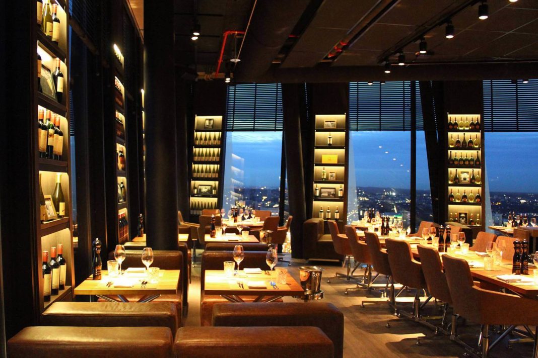 Tische und Stühle Innenausstattung Gastronomie Clouds Bar Interior Formwaende Hamburg