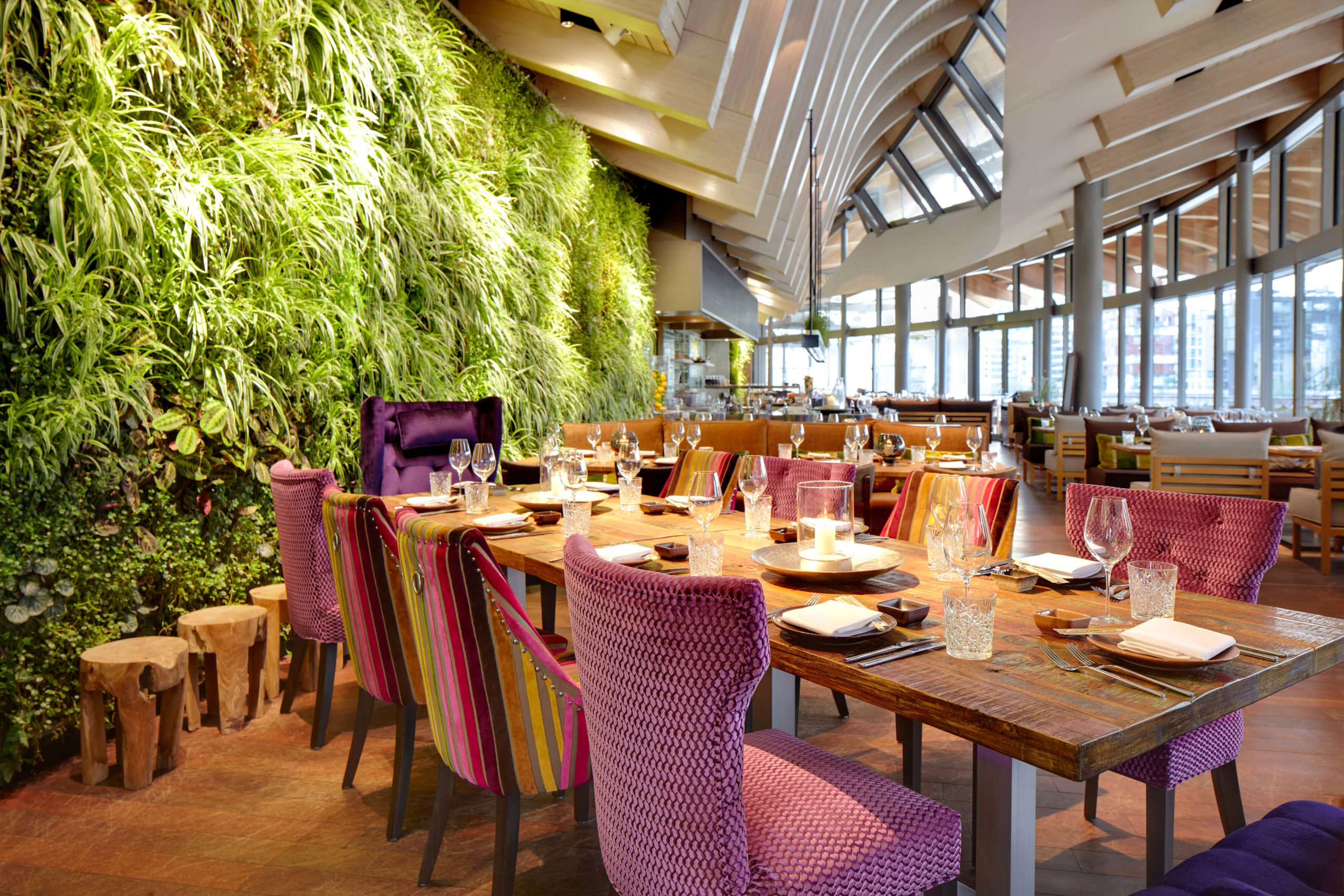 Tische und Bestuhlung im Coast Restaurant im East Hotel Hamburg Interior Formwaende Architektur