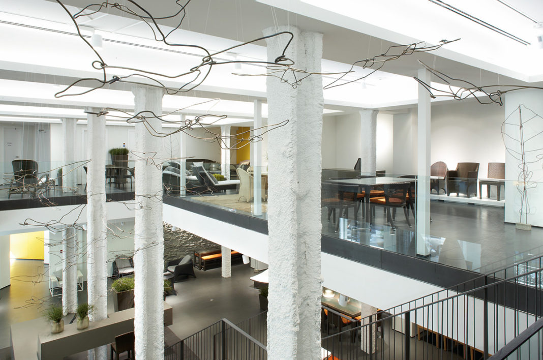 obergeschoss galerie des dedon möbel showroom barcelona raumkonzept formwaende