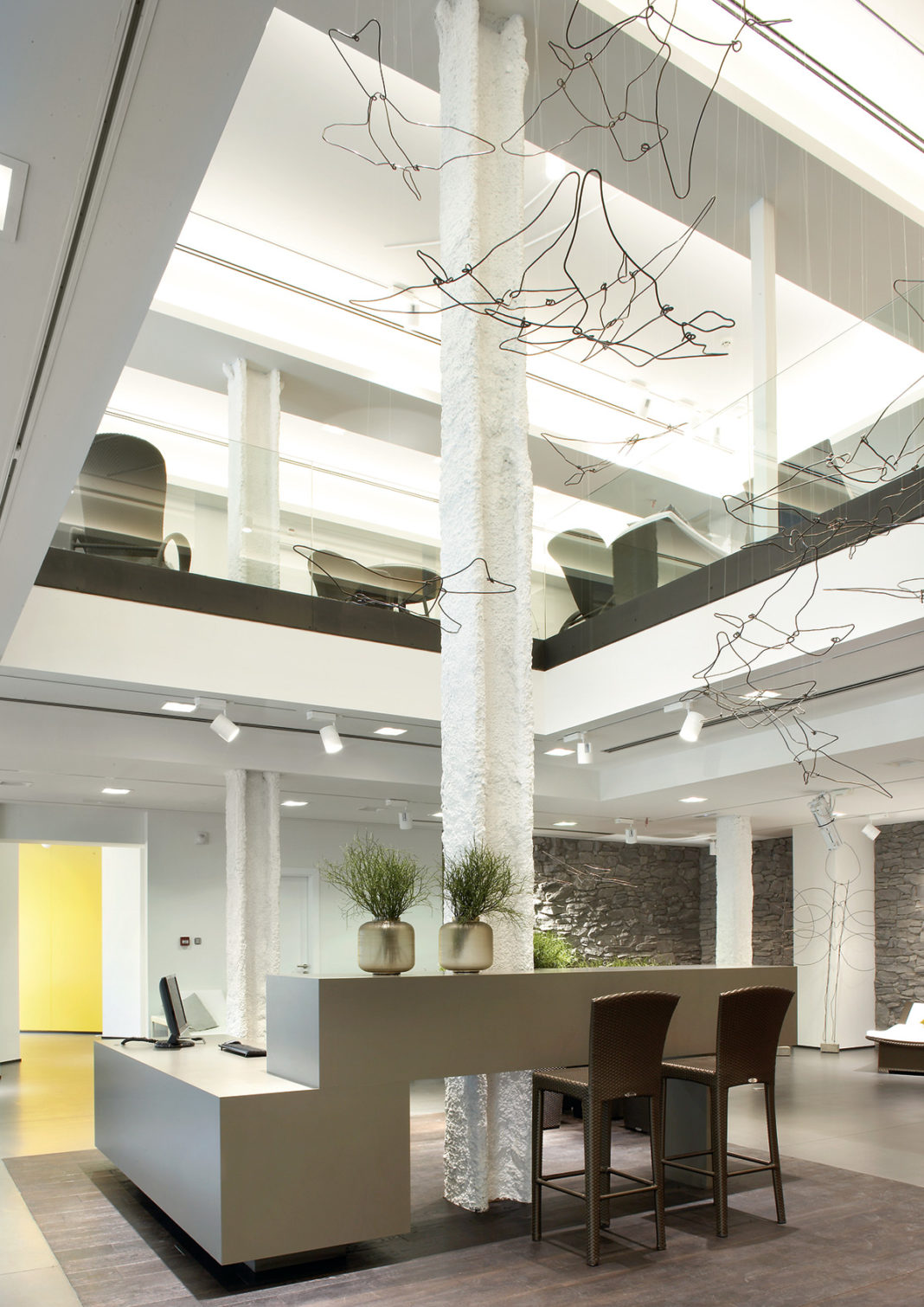 drahtplastiken vögel hängen in foyer des dedon showroom barcelona