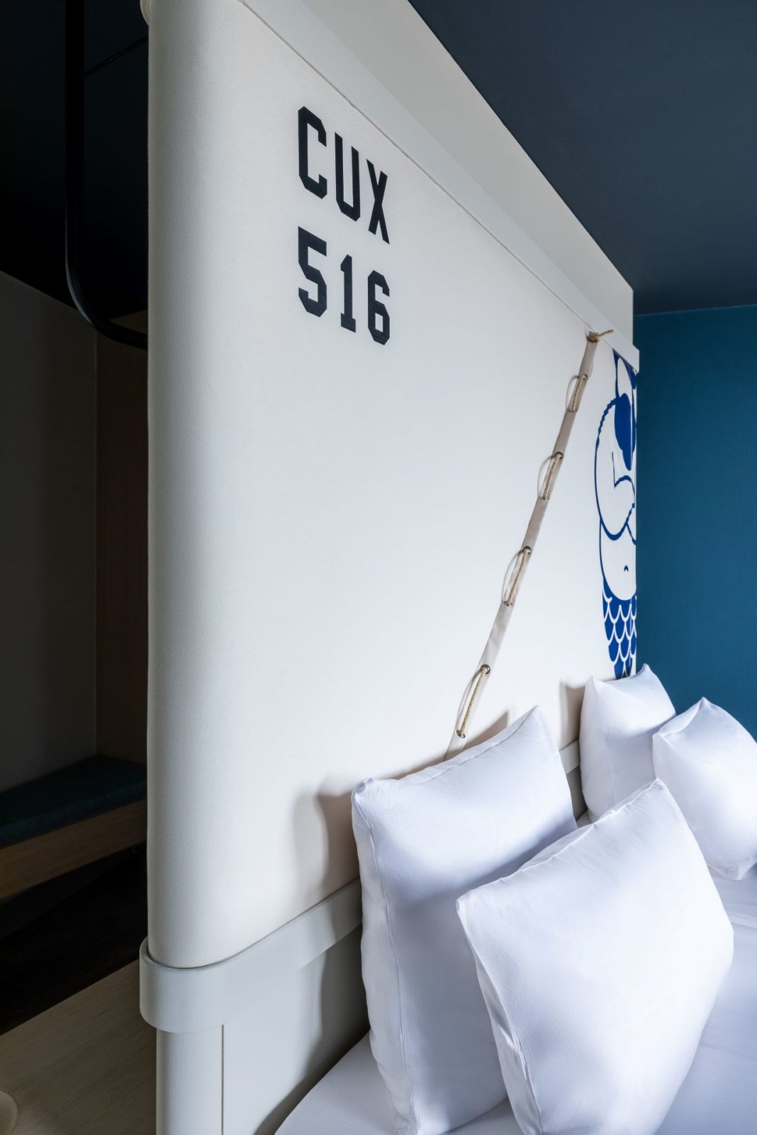 trennwand mit printdetail im donners hotel innenausstattung formwaende design