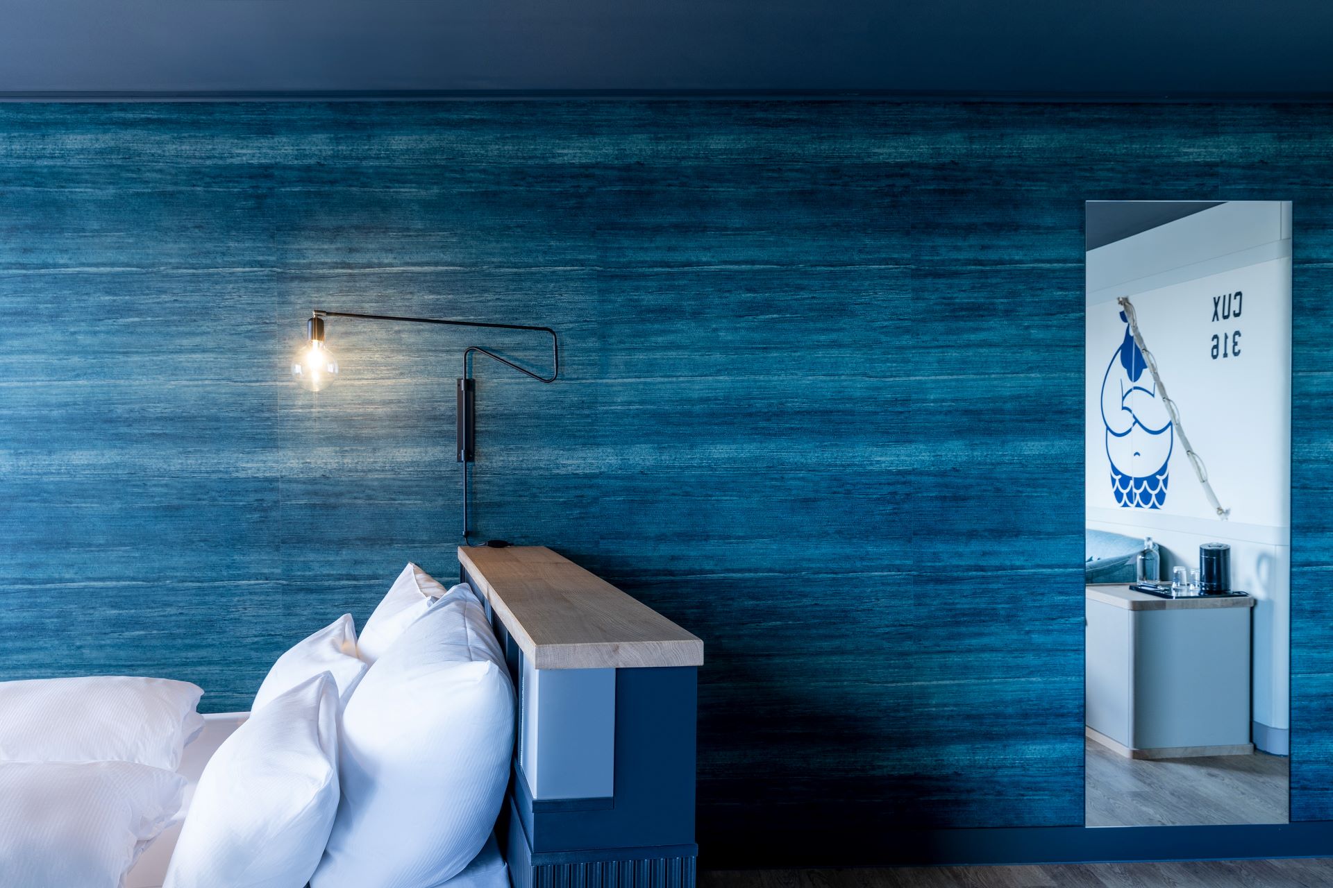 blaue wand hotellbett im donners hitel suite cuxhaven innenarchitektur formwaende