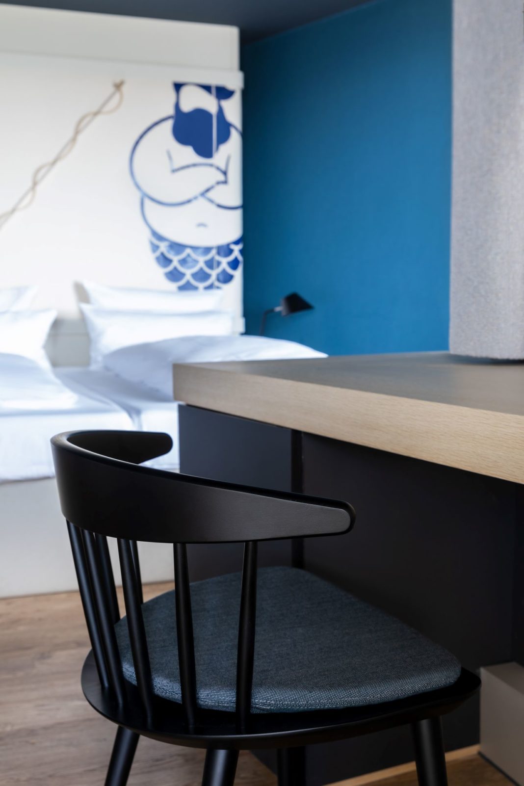schreibtisch und stuhl interior design hotelzimmer donners hotel cuxhaven formwaende innenarchitekt