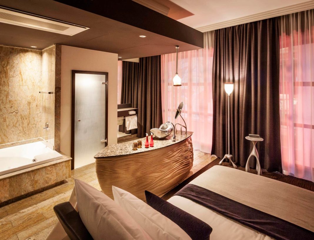 offenes bad in east hotelzimmer innendesign formwände