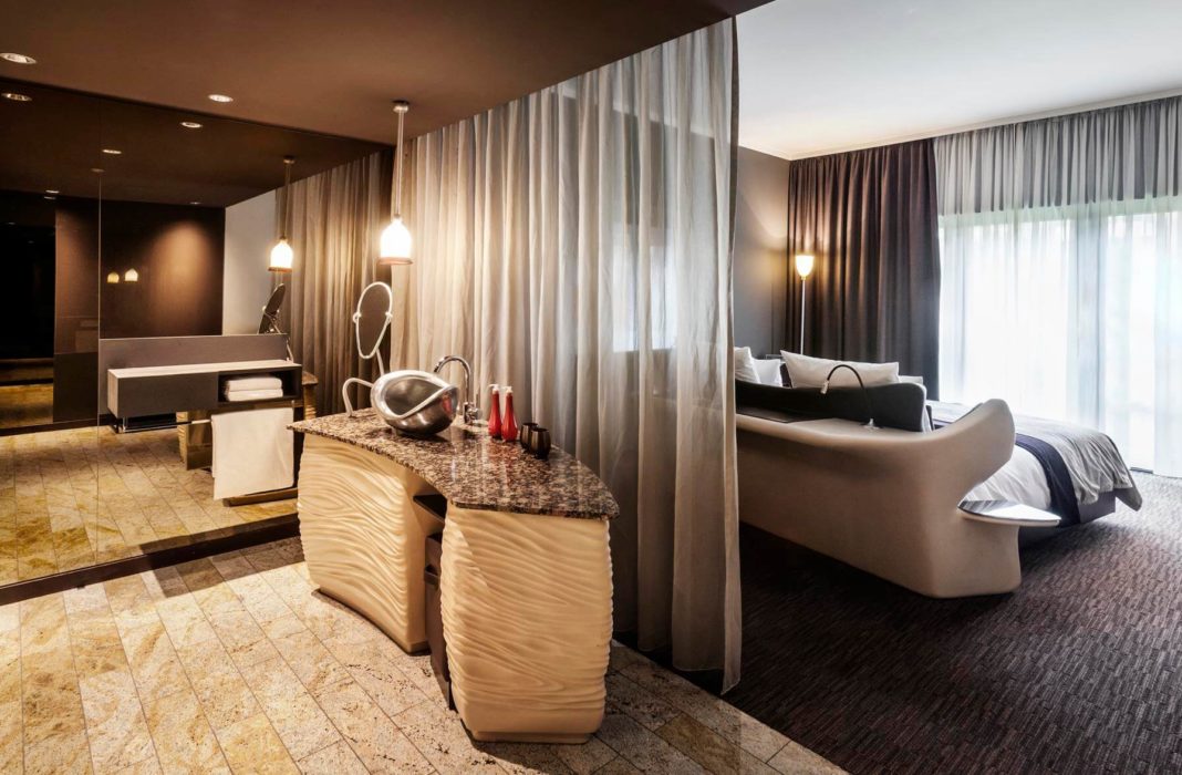 Waaschtisch spiegel trennwand und bett in east hotel zimmer konzept interior formwaende hamburg