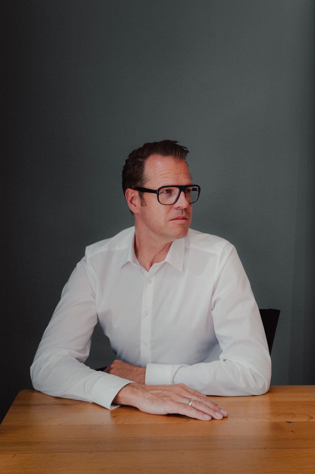 portrait von florian kienast leiter von formwaende innenarchitekten lüneburg