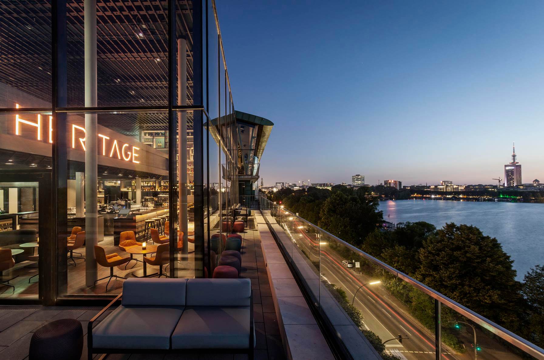 rooftopbar aussenbereich panorama hamburg heritage bar formwaende innenarchitekten