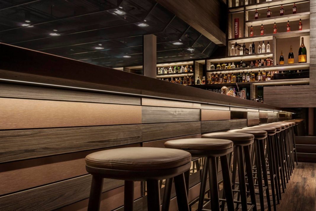 barhocker und dunkelbraune holzbar innenausstattung le meridien heritage hamburg architekten formwaende