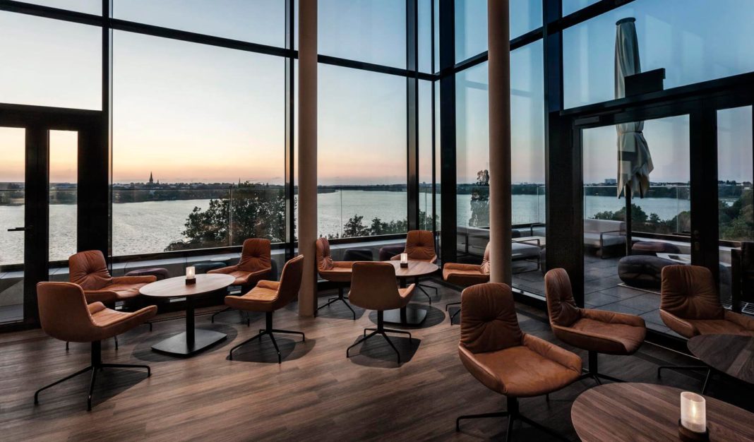 sessel und sitzgruppe panorama ausblick hamburg heritage bar interior design formwaende
