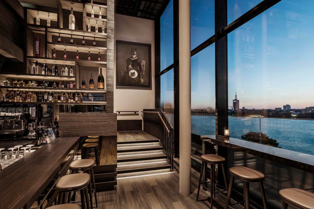 rooftopbar im le meridien hamburg hotel innenarchitektur formwaende
