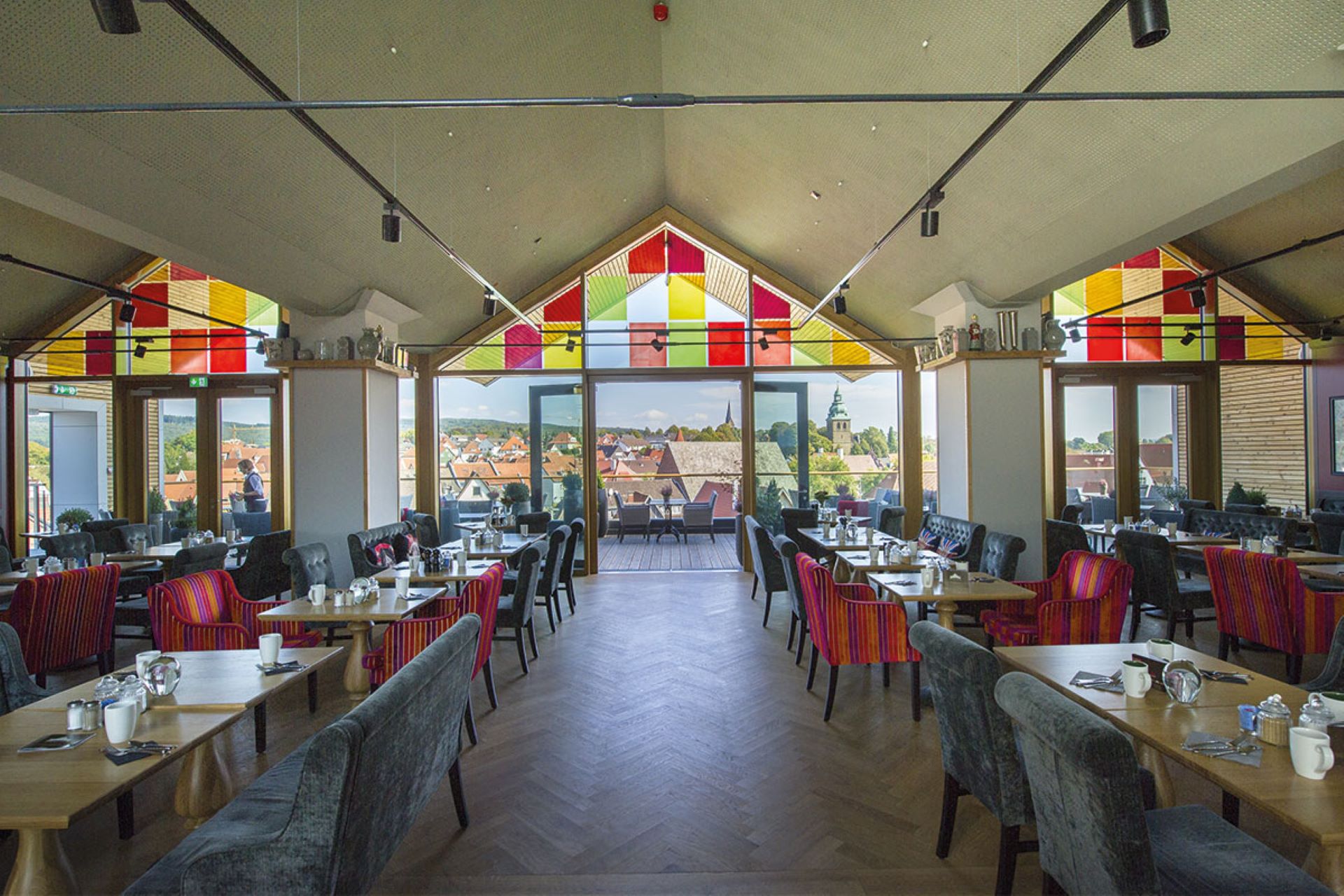 einrichtung restaurant im hotel lippischer hof mit großem panorama fenster formwaende interior
