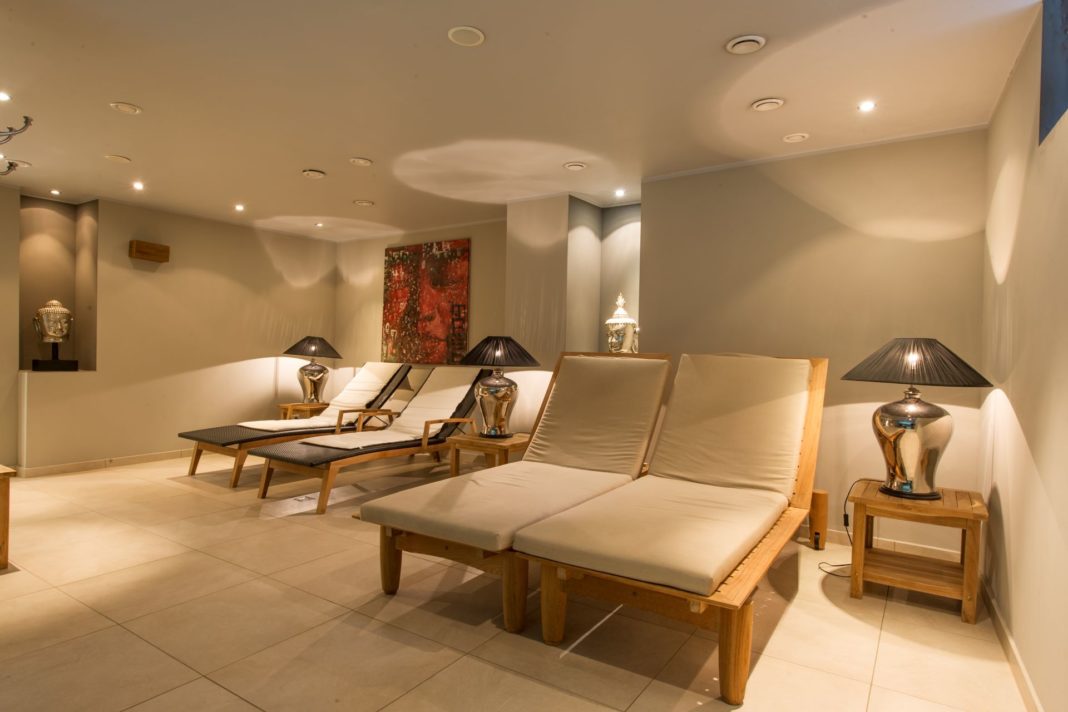 wellnessbereich mit liegestühlen im hotel lippischer hof inneneinrichtung formwaende