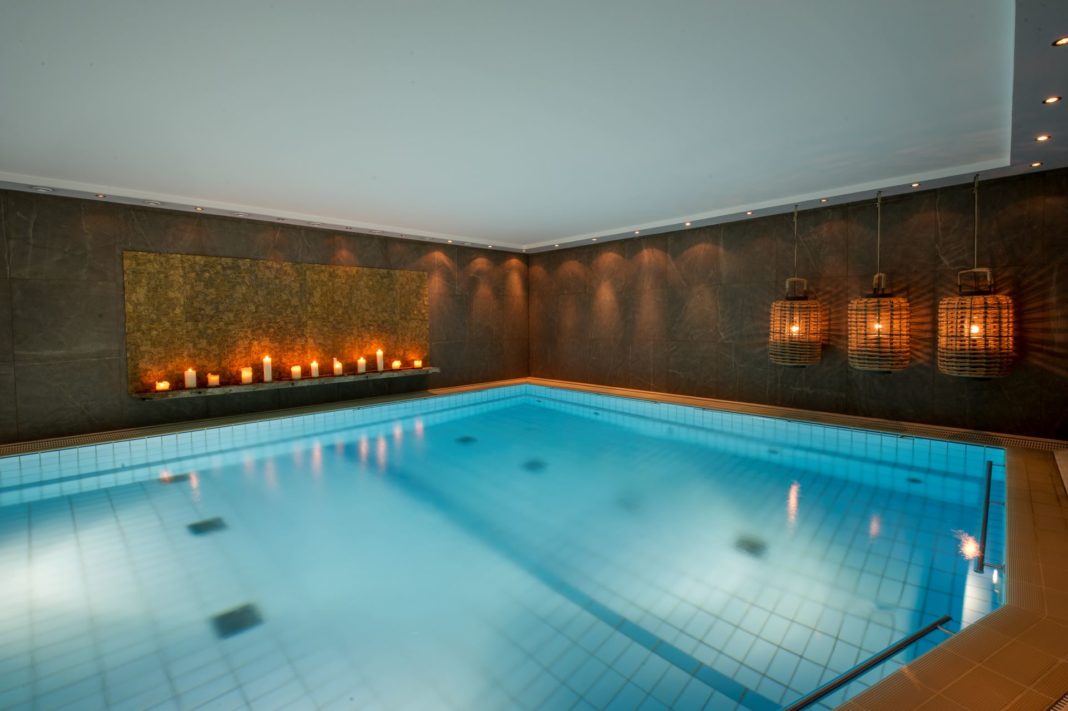 Pool im Wellnessbereich des Hotels lippischer hof interior design durch formwaende innenarchitekten