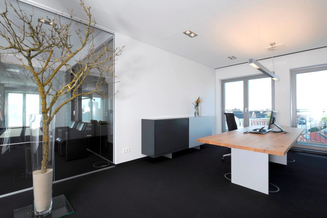 einzelbüro mit massivholz tisch und kleinem baum klimik büro einrichtung formwaende