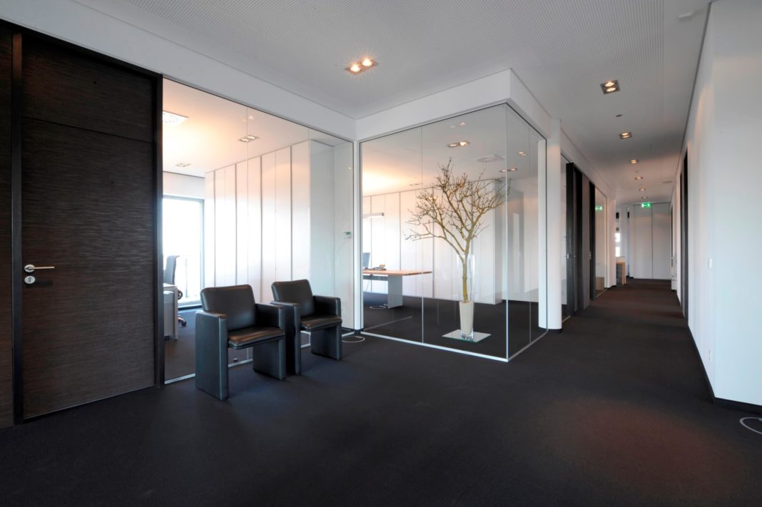 klimik office flur mit sesseln wartebereich innenarchitektur büro formwaende hamburg