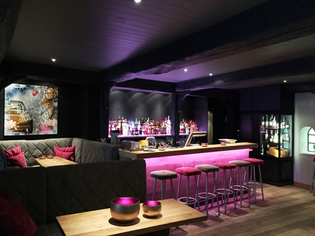 beleuchtete bar im landhaus stricker sylt gastronomie innenarchitektur durch formwaende lüneburg