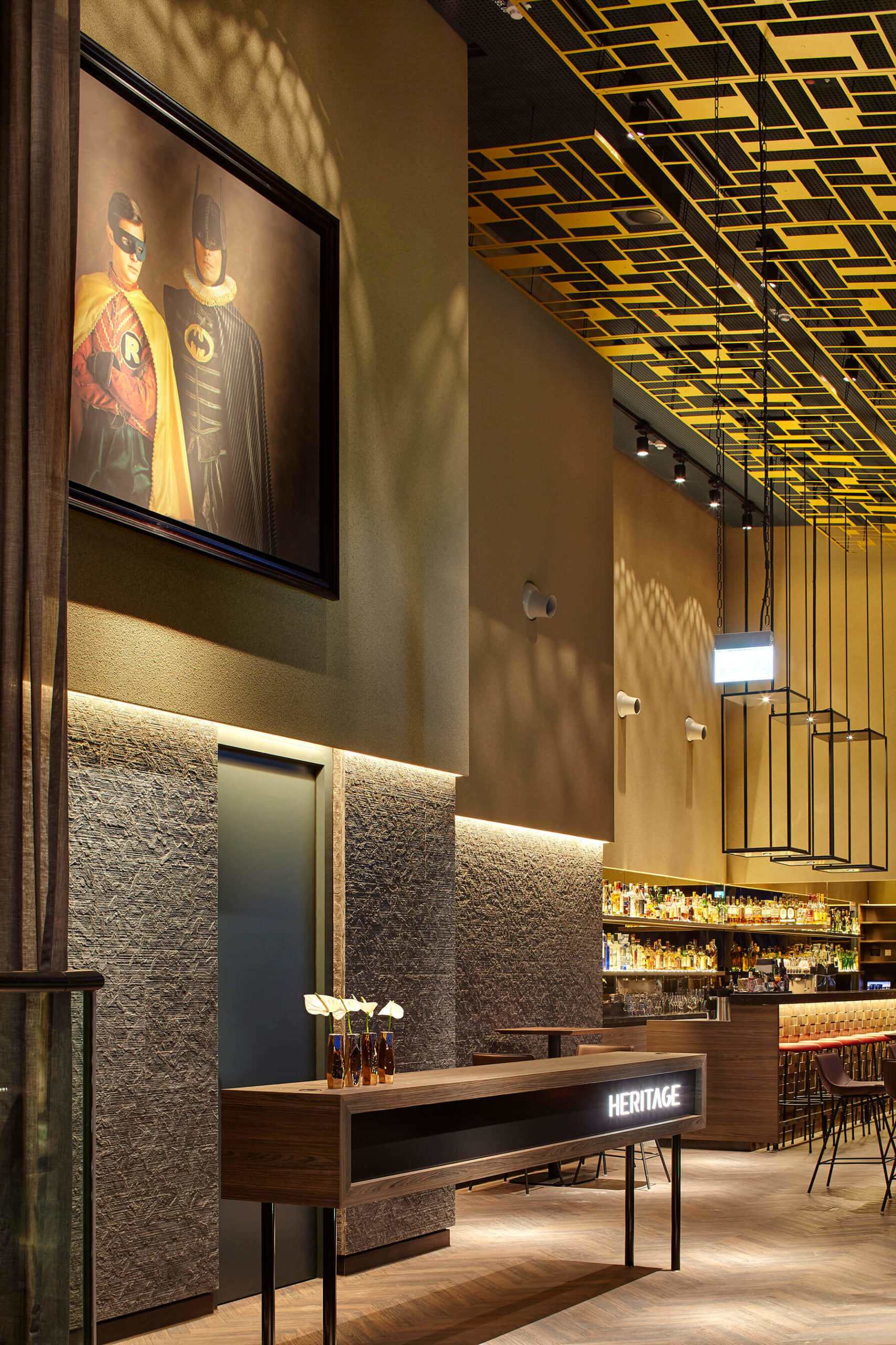interior design bar heritage hamburg gold restaurant innenarchitektur formwaende