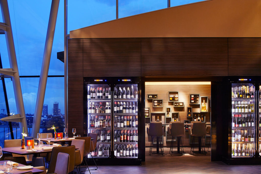 weinkühler bar tische und barhocker in heritage bar hamburg im le meridien hotel gastronomie interior formwaende