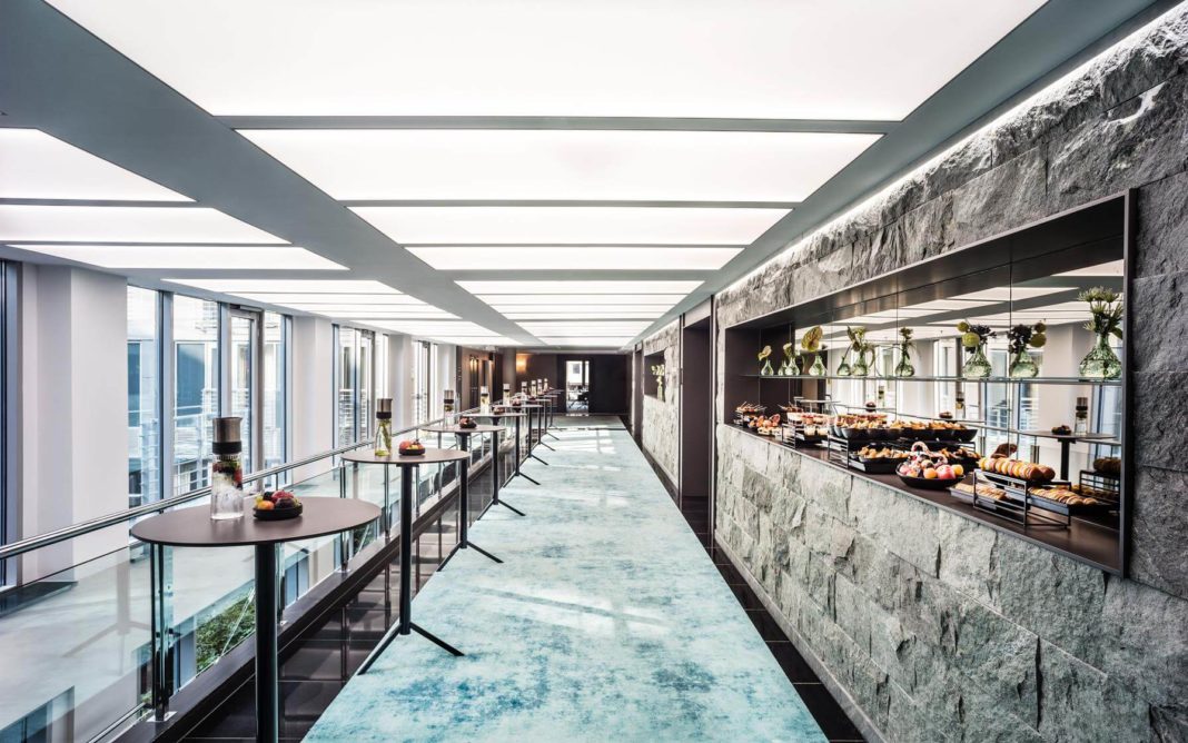 le meridien tagungsräume flur mit stehtische und hellblauem teppich und buffet dekorationen und innenausstattung formwaende