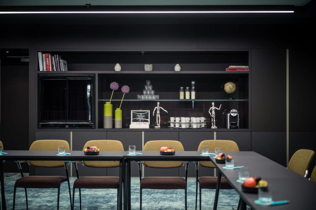 konferenzraum in dunkel office deko und interior design formwaende