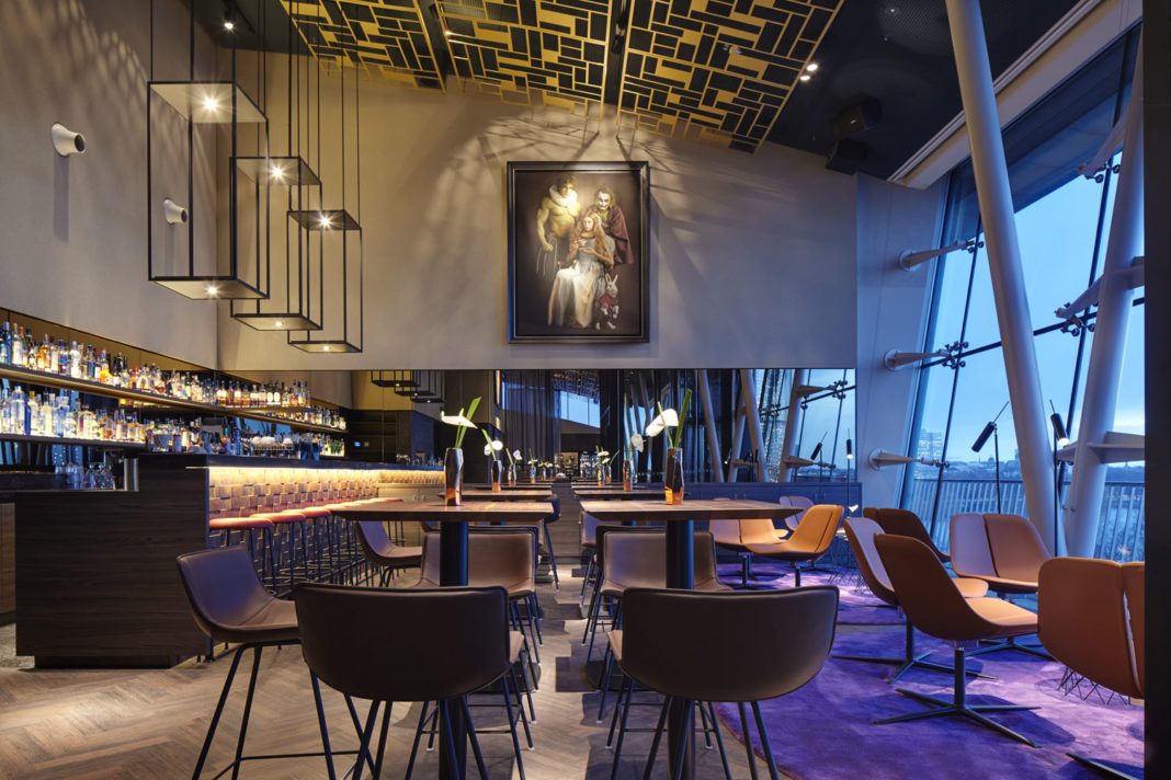 Tische Sessel Bar Beleuchtung in Heritage Bar Hamburg Le Meridien Innenausstattung Formwände Design