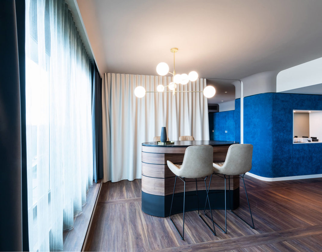 bar sessel und bar in suite im le meridien hotel interior formwaende hamburg