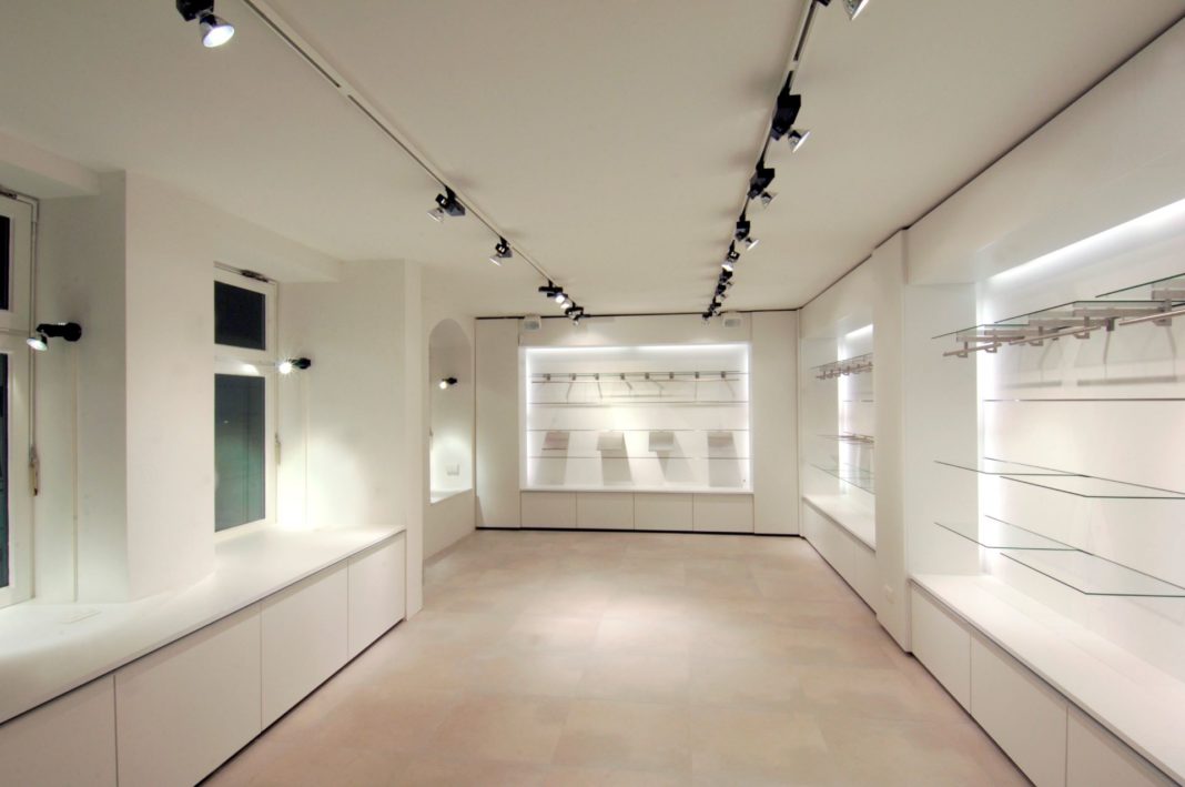 innengestaltung des modegeschäfts graubner in lüneburg helle regale innenarchitektur formwaende
