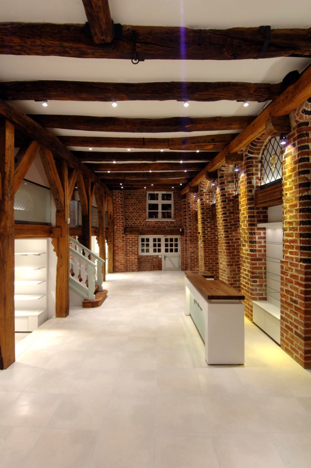 modehaus graubner innenraum gestaltung altbau backstein mauern rustikale innenarchitektur formwaende