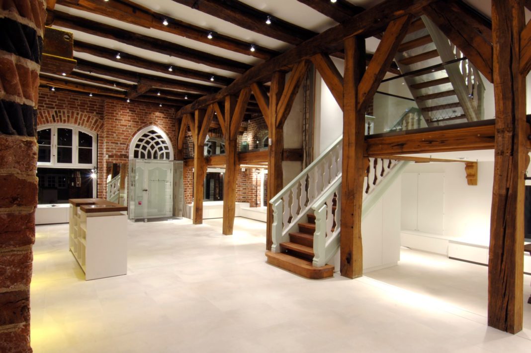 altbau lüneburg hohe decken treppenaufgang graubner modehaus interior design formwaende